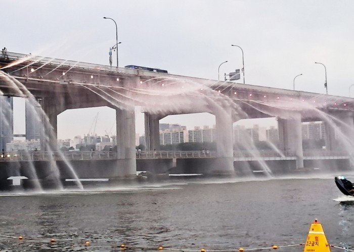 8 박인철-물을 뚫고 달리는 제트스키